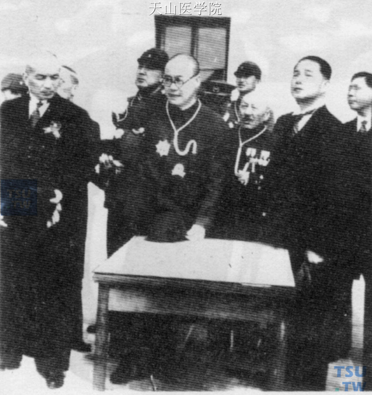 1942年，南京伪政权主席汪精卫（右一）访问伪满洲国。这是伪新京市长金名世向其介绍情况。