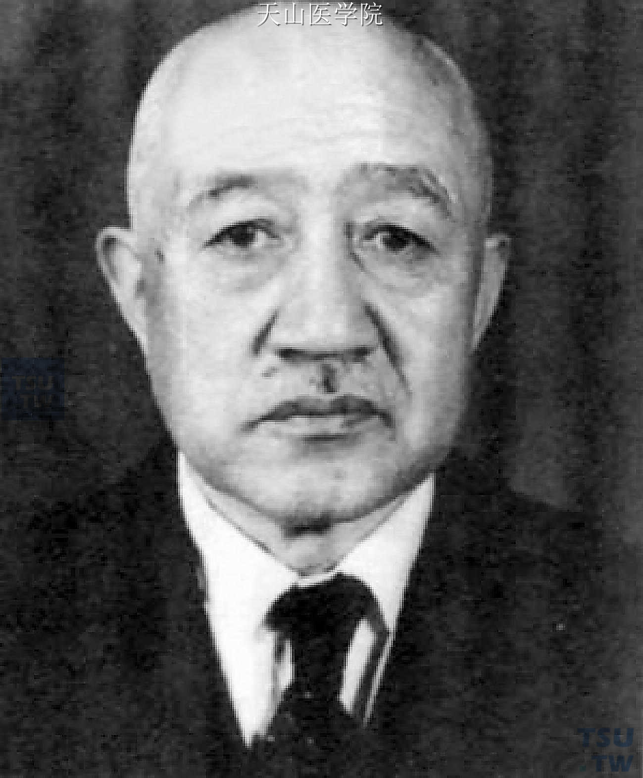 土肥原贤二，日本甲级战犯，于1948年12月23日被处以绞刑。在东京审判法庭上，以“破坏和平罪”“杀人罪”“反人道罪”三项罪名被起诉。在策划对华毒化政策方面是日本的首要人物，因此，国际法庭对他进行了重点调查。