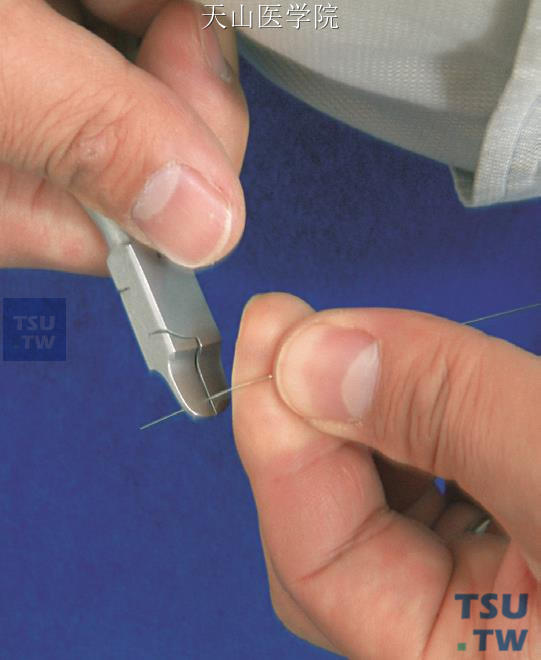 用左手拇指配合示指滑动，压住弓丝使其变形90°～110°之间