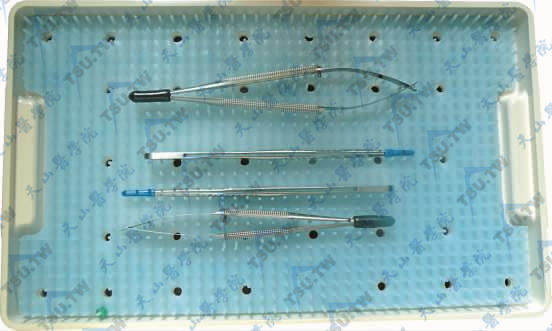 显微手术器械应该用塑料套保护起来并放在显微手术器械盒里